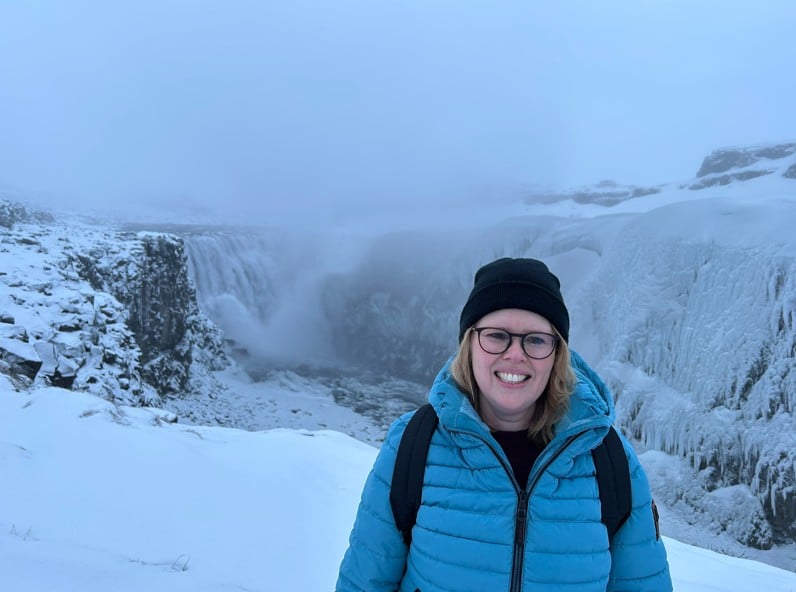 Nienke bij de Dettifoss waterval tijdens een studiereis naar IJsland