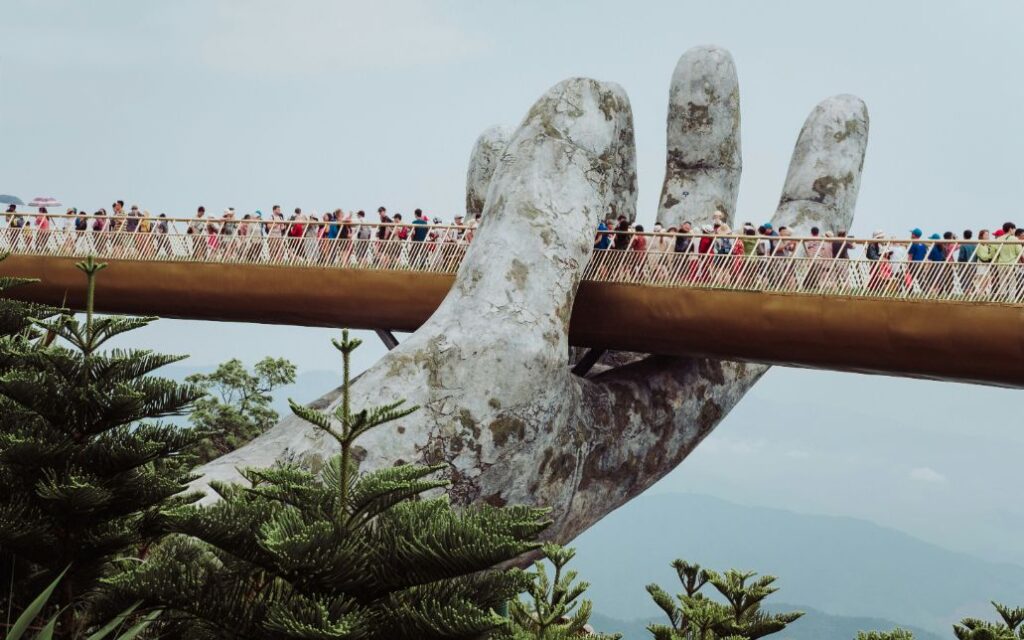 Golden Bridge brug met grote hand bezoeken tijdens rondreis Vietnam, beste route drie weken 