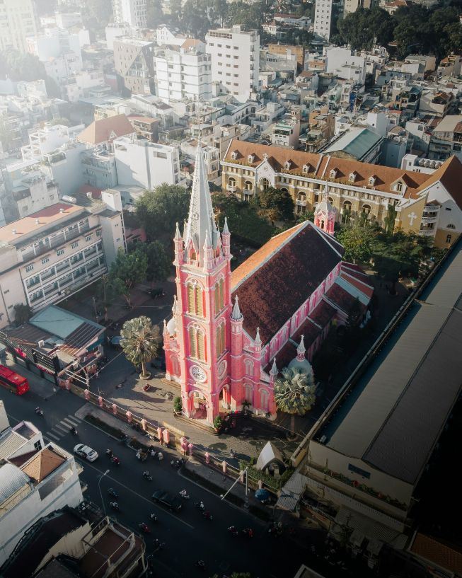 Roze kerk in Ho Chi Minh stad in Vietnam tijdens drieweekse rondreis