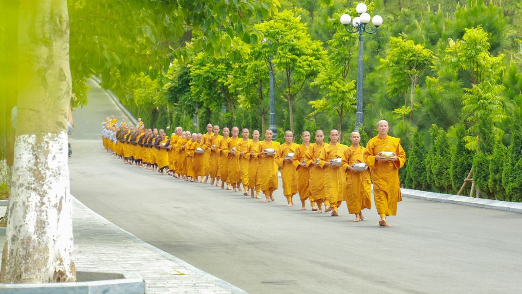 Boeddhistische monniken op hun ronde voor aalmoezen in Vietnam
