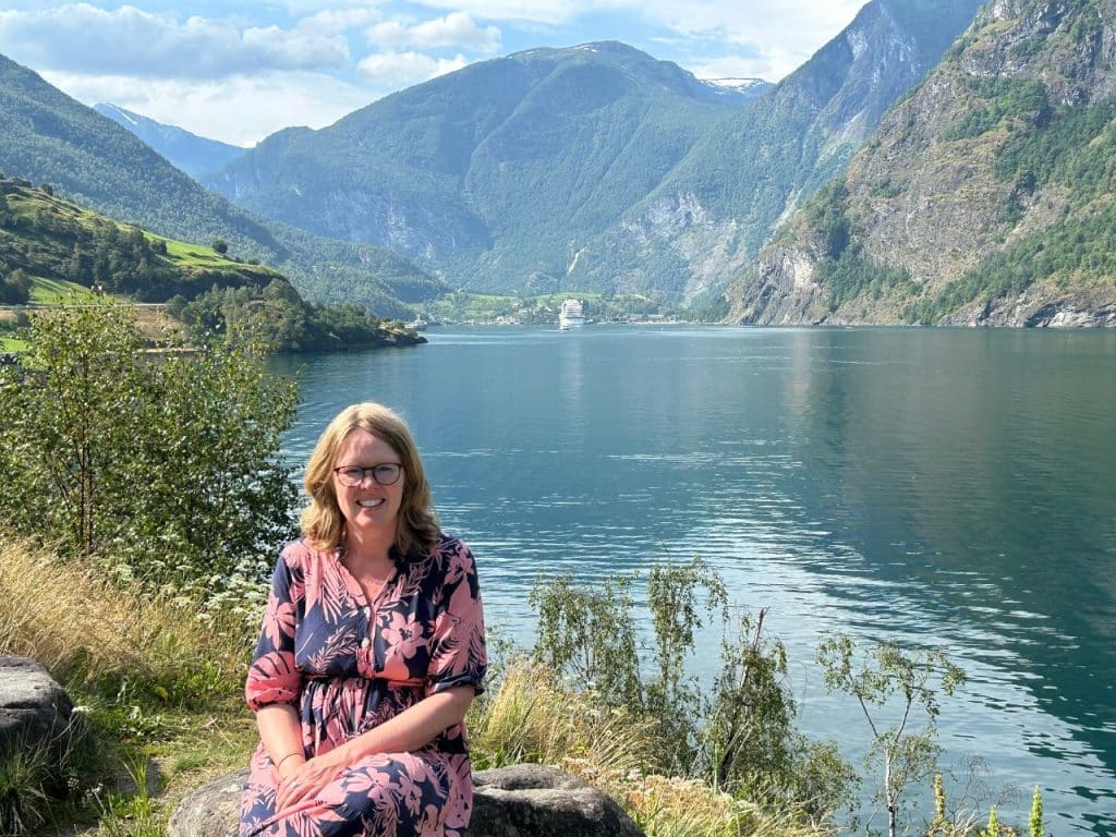Aurlandsfjord met in de verte een cruiseschip bij Flam tijdens rondreis Noorwegen met kinderen