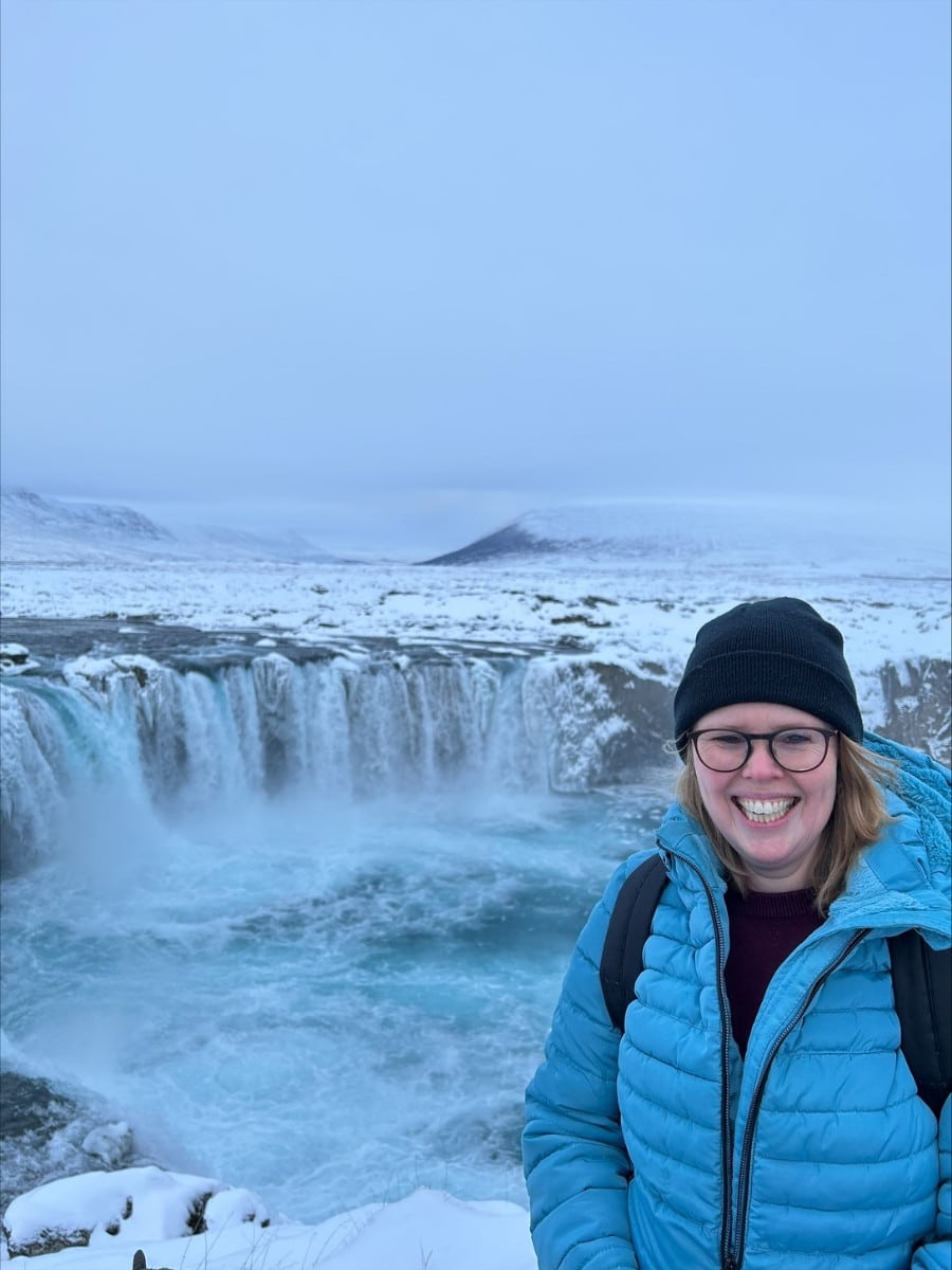 Scandinavië specialist en zelfstandig reisadviseur Nienke van Navivista Travel bij de Godafoss waterval in het noorden van IJsland tijdens een studiereis.