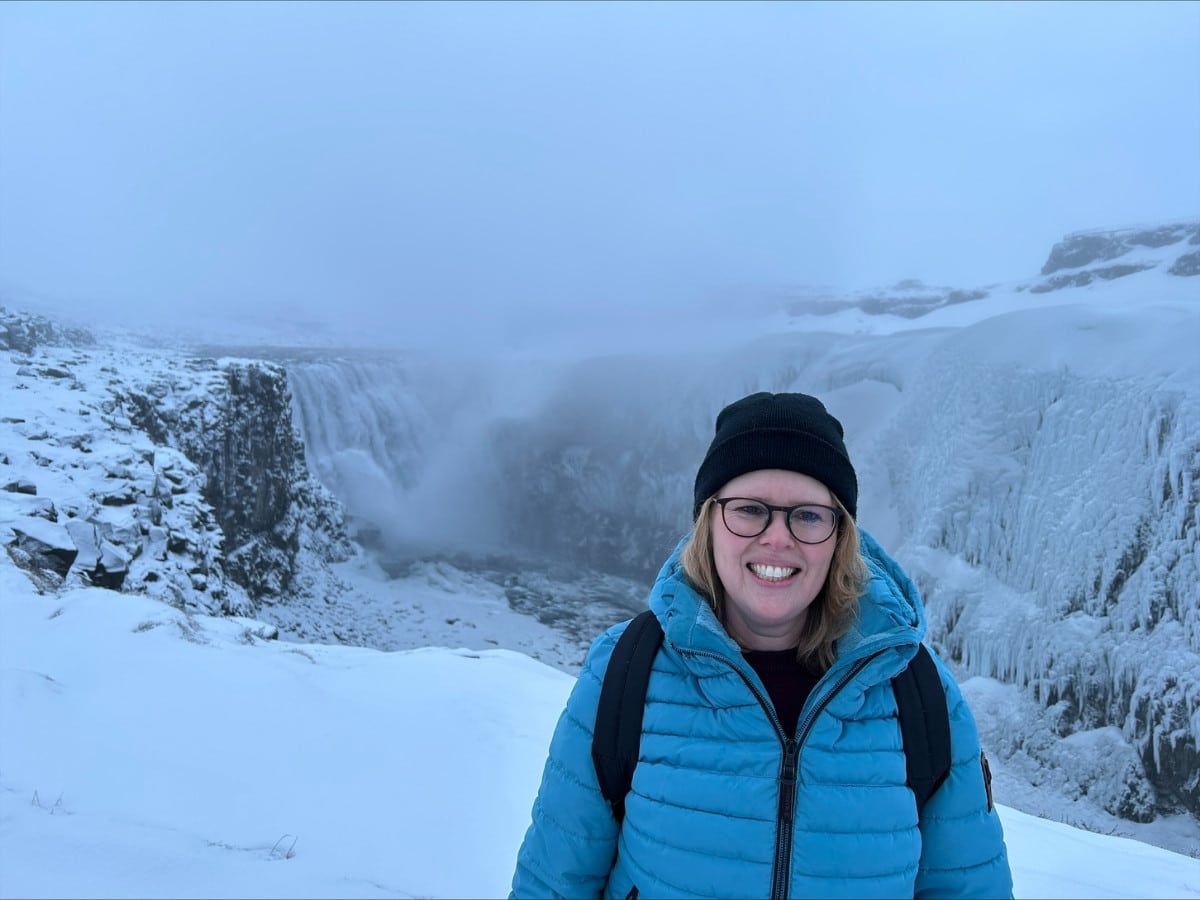 Nienke bij de Dettifoss waterval in het noorden van IJsland
