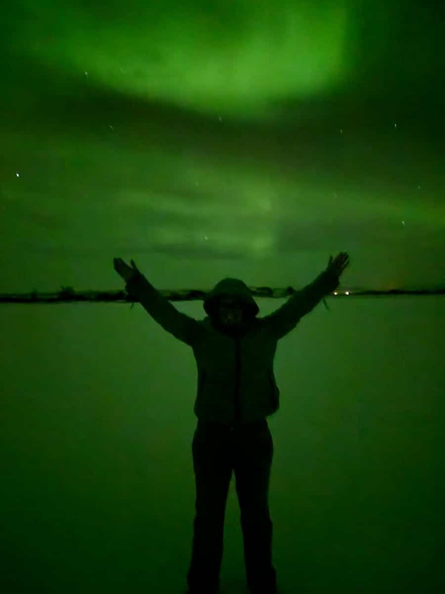 Zelfstandig reisadviseur Nienke van Navivista Travel onder het Noorderlicht in Noord-IJsland