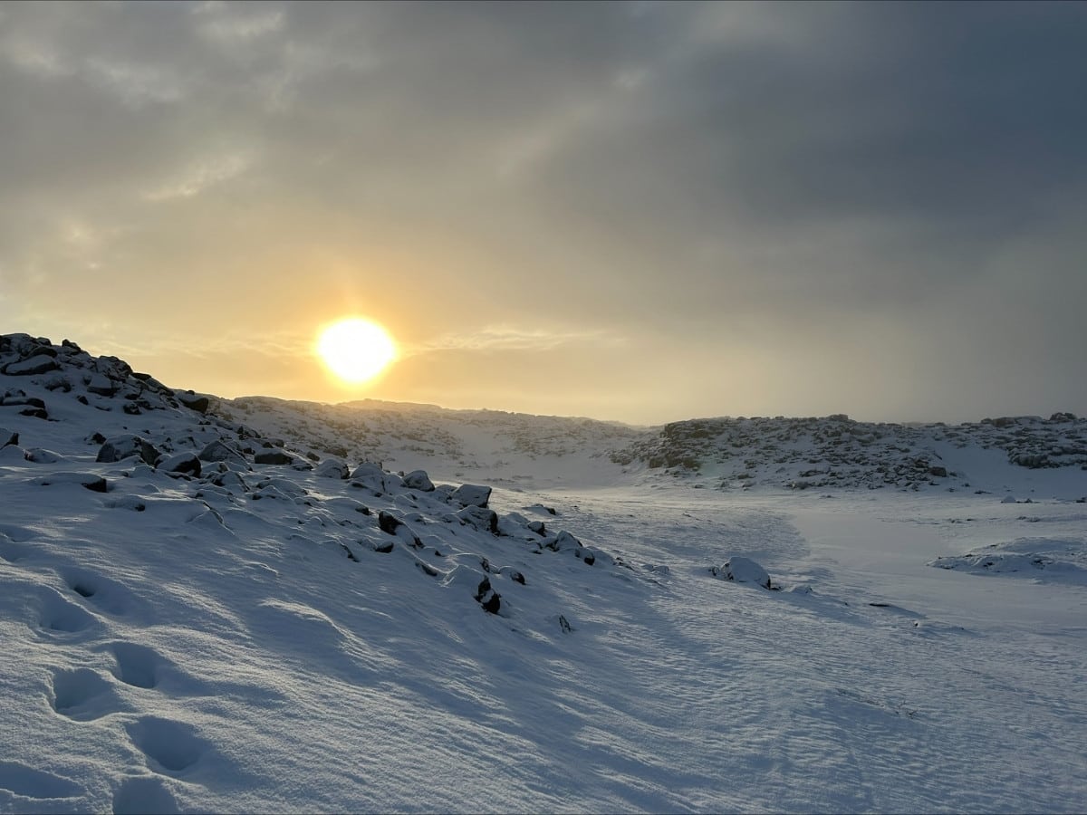 Landschap rondom de Dettifoss waterval in de middernachtzon