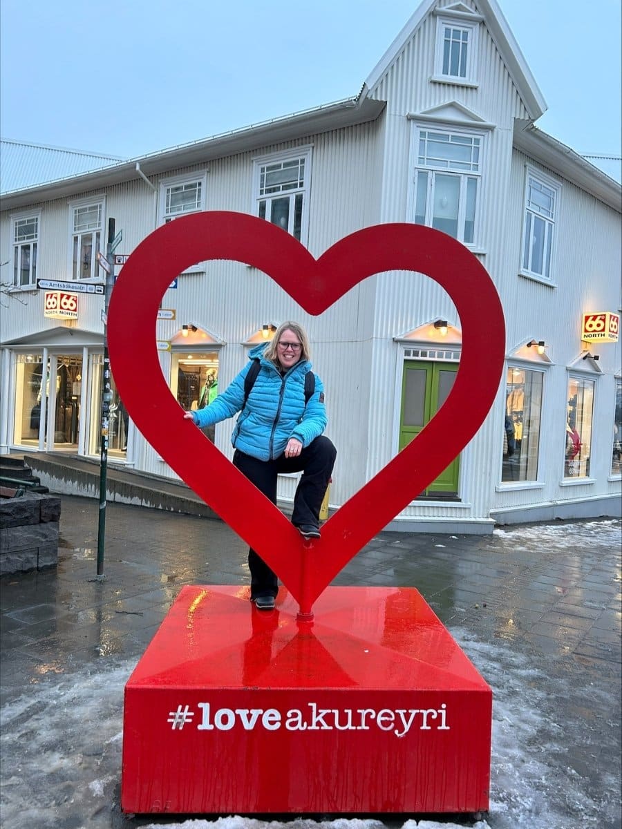 Vergeet Reykjavik en bezoek Akureyri in het noorden van IJsland zonder de toeristen