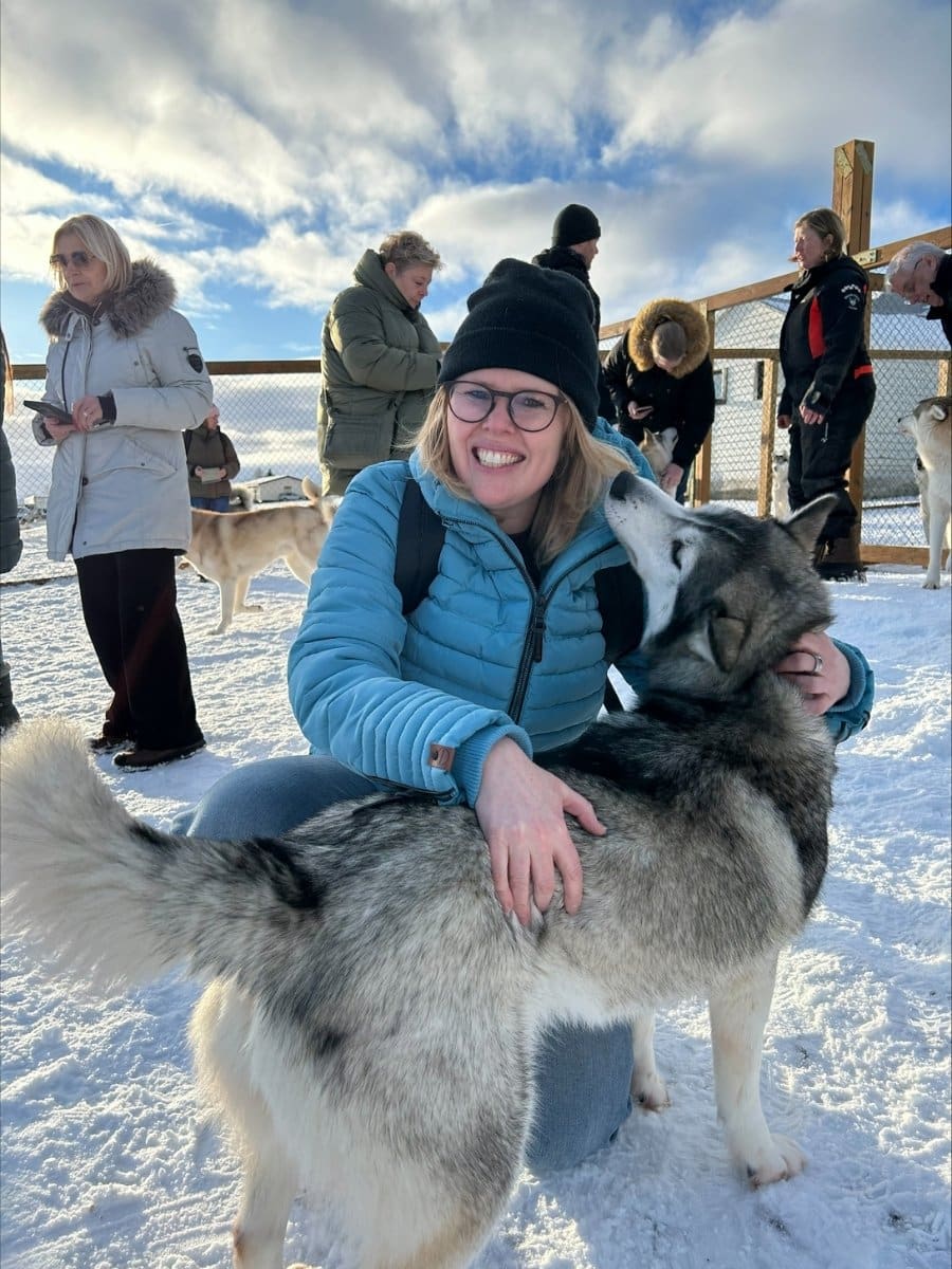 Bezoek een huskyboerderij tijdens een wintervakantie in het noorden van IJsland
