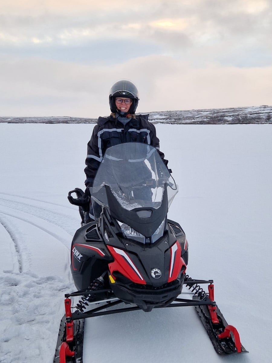 Sneeuwscooter tour over het bevroren  Myvatn-meer in Noord-IJsland