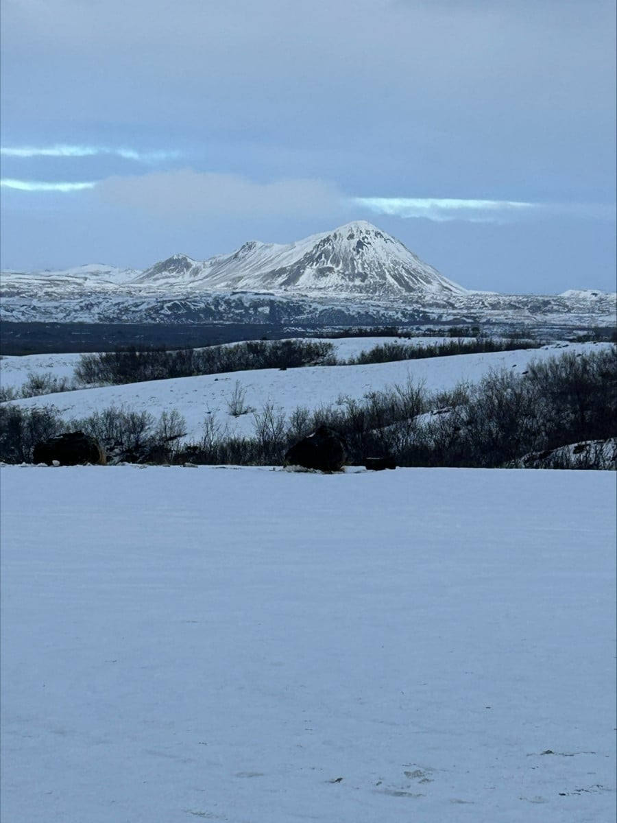 Verken het rustige en ruige noorden van IJsland in de winter. Waanzinnige natuur, vulkanen en bevroren meren.