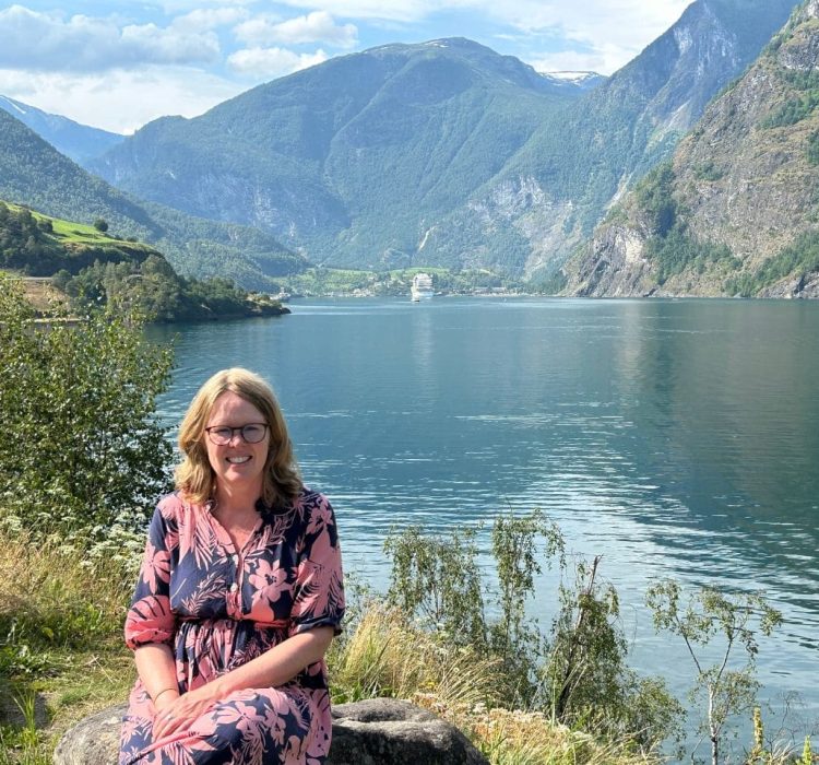 Aurlandsfjord met in de verte een cruiseschip bij Flam